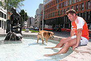 Anschliessend ein kühles Fußbad im Brunnen (Foto: Martin Schmitz)